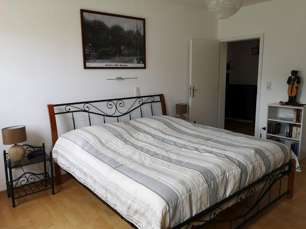 1 cama en un dormitorio con una foto en la pared en Haus Koppelblick, en Plattenburg