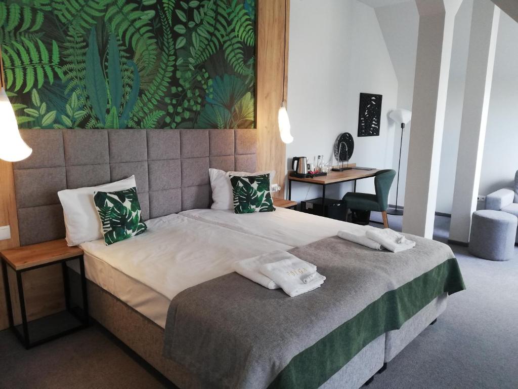 ein Schlafzimmer mit einem Bett mit Handtüchern darauf in der Unterkunft FOLGA - Hotel, Restauracja, Browar, SPA in Gryfice