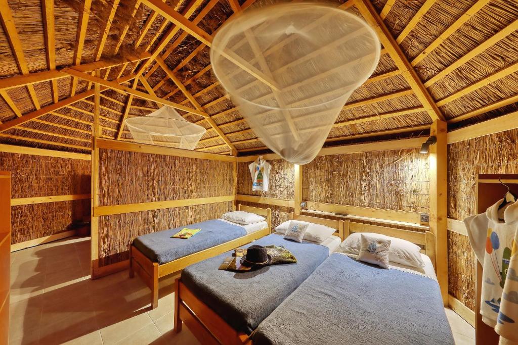 Postel nebo postele na pokoji v ubytování Pine Beach Pakostane - All Inclusive light