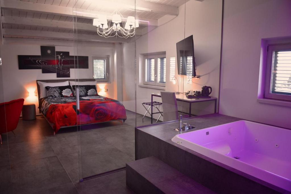 sypialnia z łóżkiem i wanną w pokoju w obiekcie B&B GDA w mieście Foggia