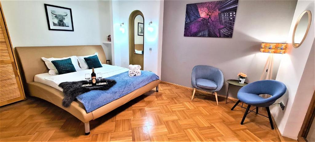 um quarto com uma cama, uma secretária e uma cadeira em Central Arghezi Art Deco Apartment Piata Universitatii em Bucareste