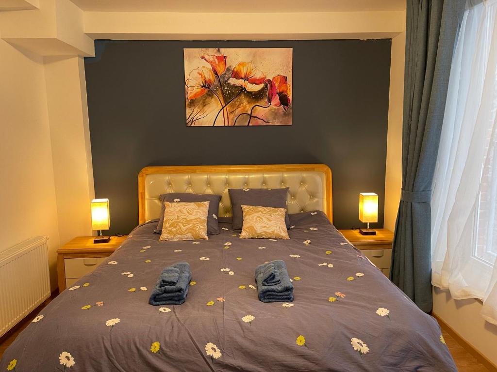 Un dormitorio con una cama con hojas. en Gîtes Sax 1 en Dinant