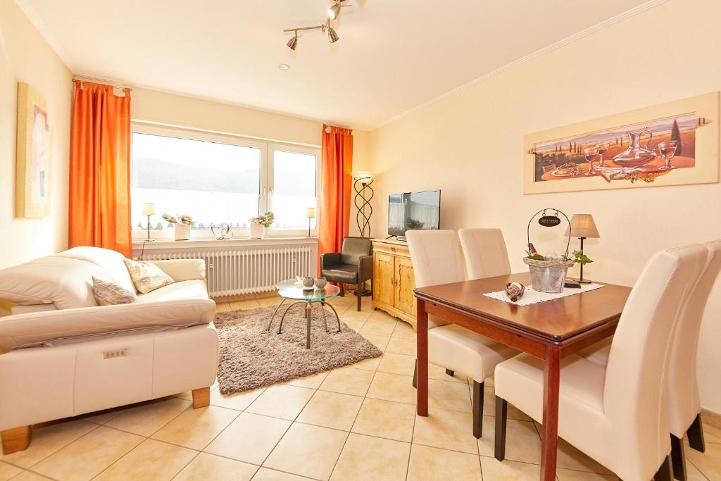 ein Wohnzimmer mit einem Sofa und einem Tisch in der Unterkunft Ferienwohnung-Vinothek Keifer Kinheim in Kinheim