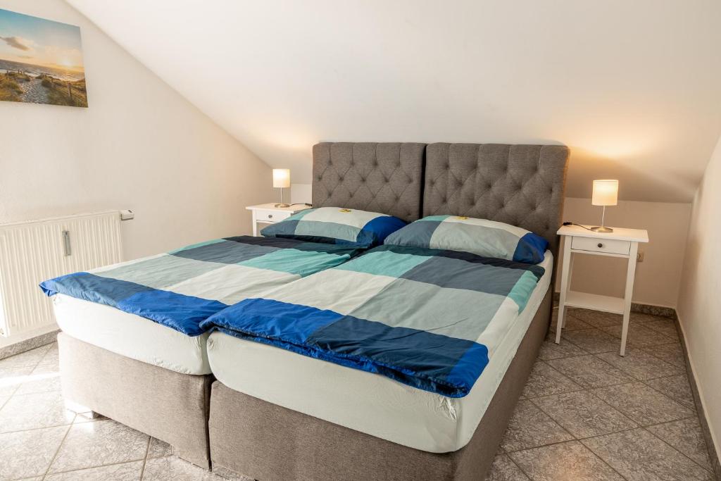 een slaapkamer met een groot bed met blauwe en witte lakens bij Ferienwohnung Burghausen in Unterneukirchen