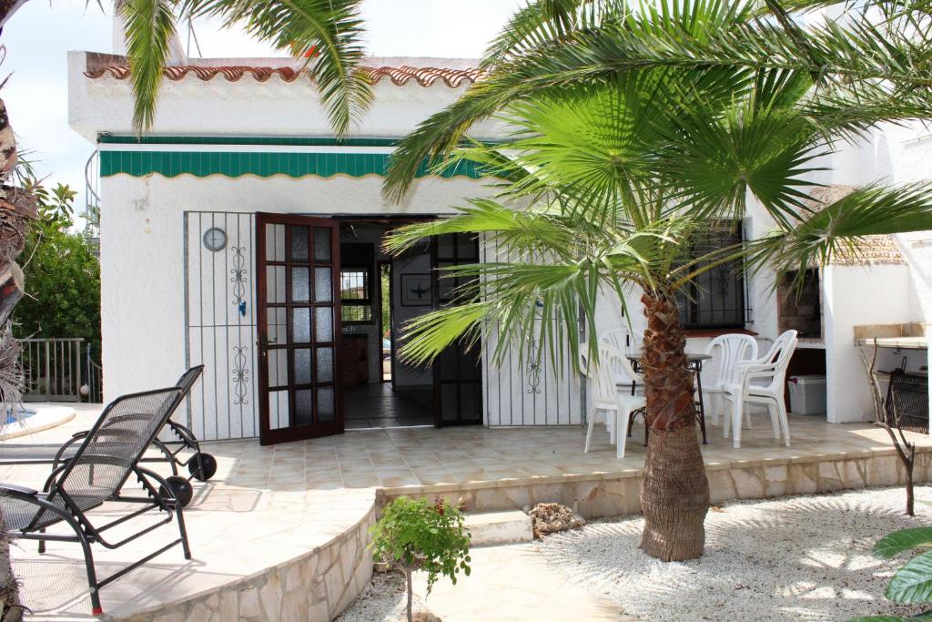Patio alebo iná vonkajšia časť ubytovania Riumar "Noella", 200m to beach, private pool, On-Site-Service, dog beach