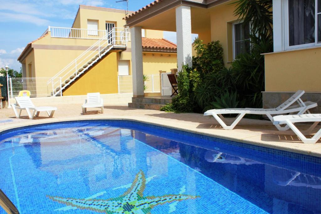 Bazén v ubytovaní Riumar "Migjorn", 50m to beach, private pool, On-Site-Service, dog beach alebo v jeho blízkosti