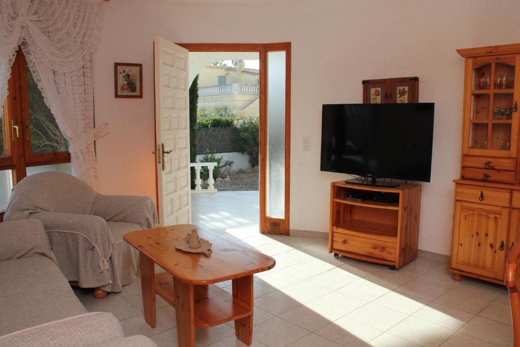 Televízia a/alebo spoločenská miestnosť v ubytovaní Riumar "Lorenzo", 400m to beach, private pool, On-Site-Service, dog beach