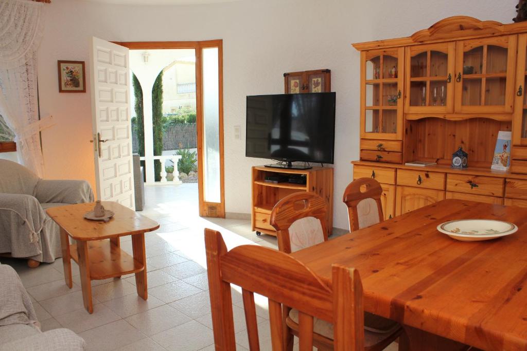 Televízia a/alebo spoločenská miestnosť v ubytovaní Riumar "Lorenzo", 400m to beach, private pool, On-Site-Service, dog beach