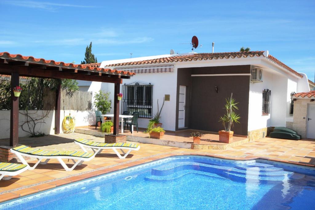 eine Villa mit einem Swimmingpool vor einem Haus in der Unterkunft Riumar "Josef", 490m to beach, private pool, On-Site-Service, dog beach in Riumar