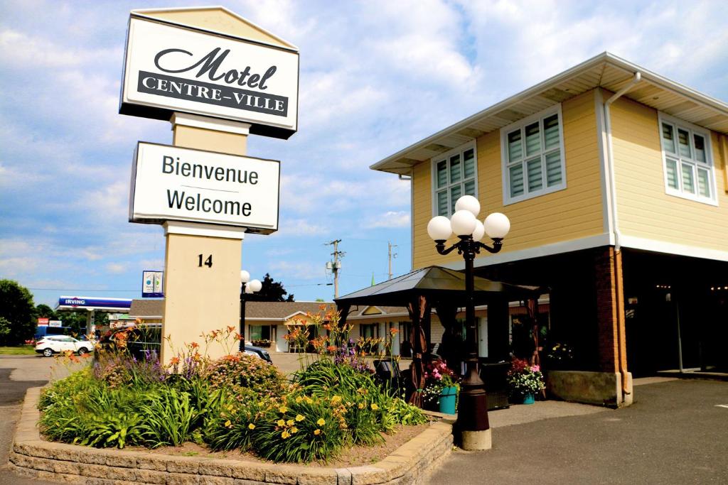 una señal para una tienda delante de una tienda en Motel Centre-Ville, en Montmagny