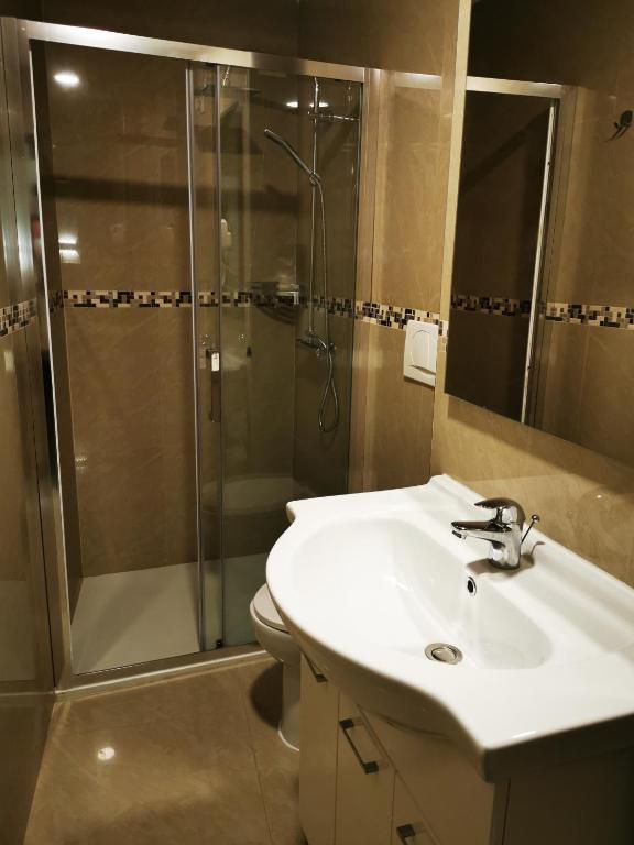 Koupelna v ubytování New Alexander Hotel