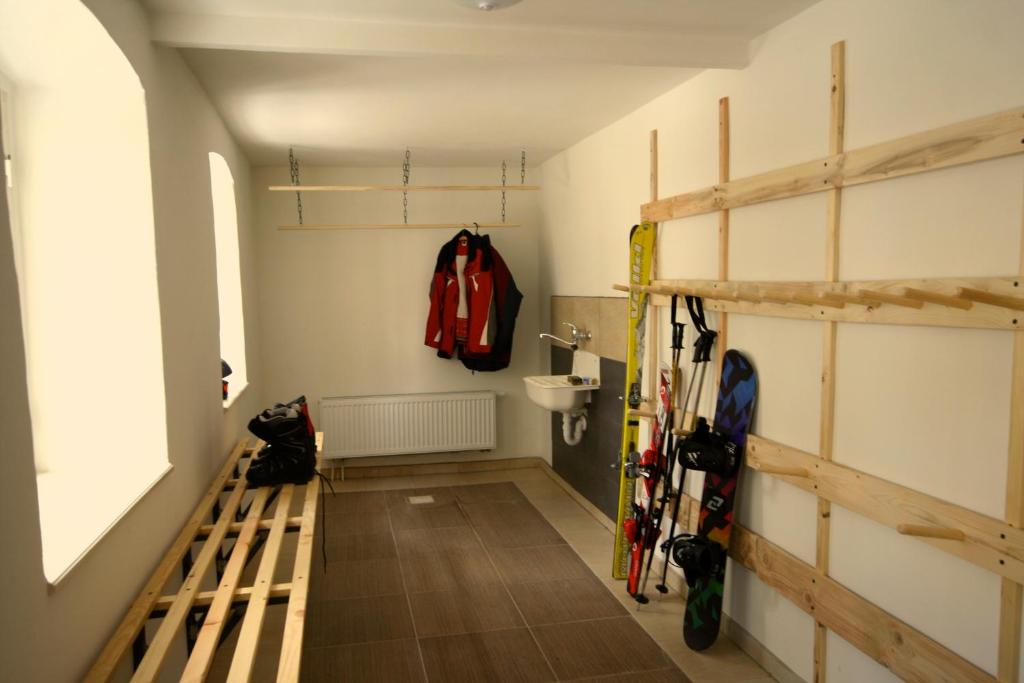 a hallway with skis and a bench in a room at U Jindrů in Abertamy