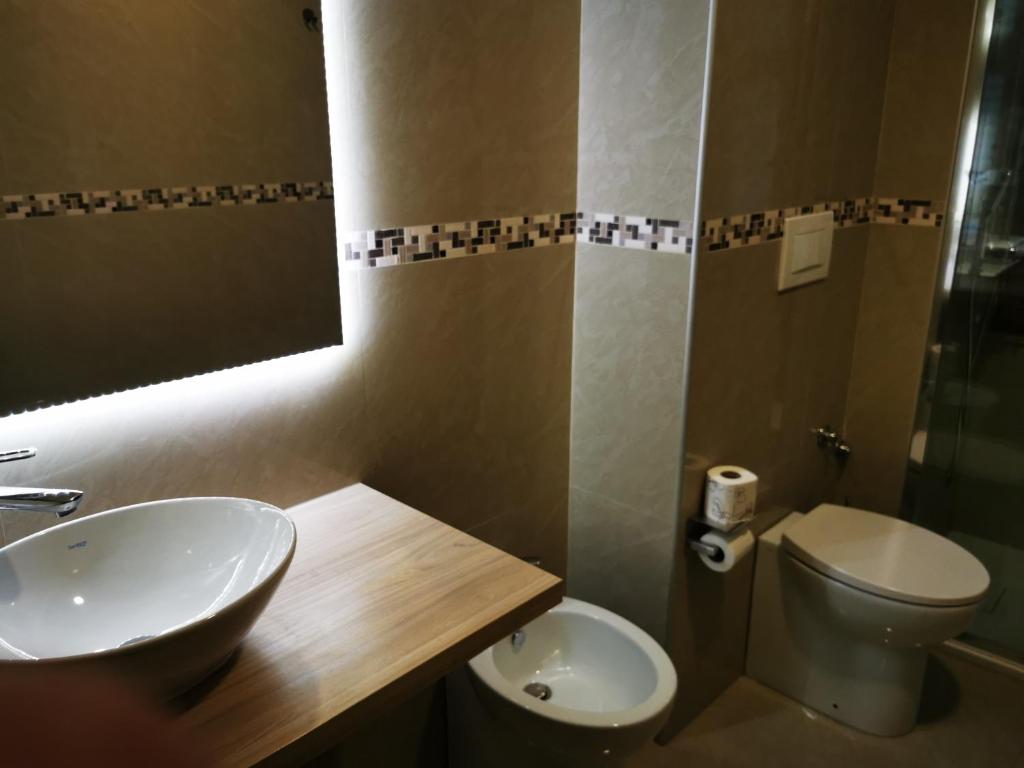 Koupelna v ubytování New Alexander Hotel