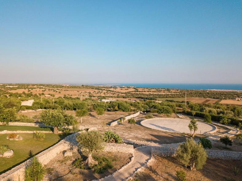 z powietrza widok na rzekę z drzewami i ocean w obiekcie Baglio Cella - Appartamenti per Vacanze w mieście Modica