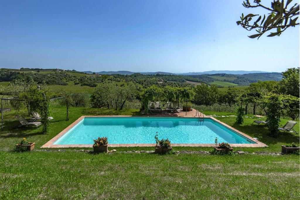 an image of a swimming pool in a yard at Tignano in Tavarnelle in Val di Pesa