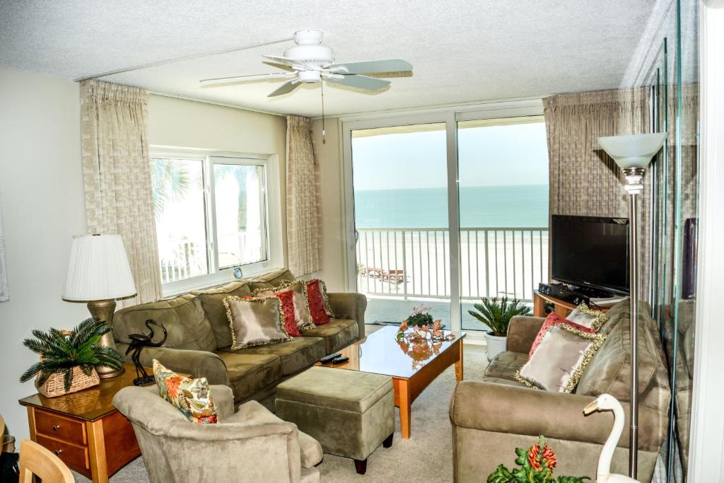 un soggiorno con divano e TV di Sand Castle I - 301 a Clearwater Beach