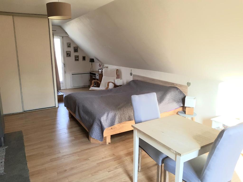 - une chambre avec un lit, une table et des chaises dans l'établissement Studio Chantilly, à Coye-la-Forêt