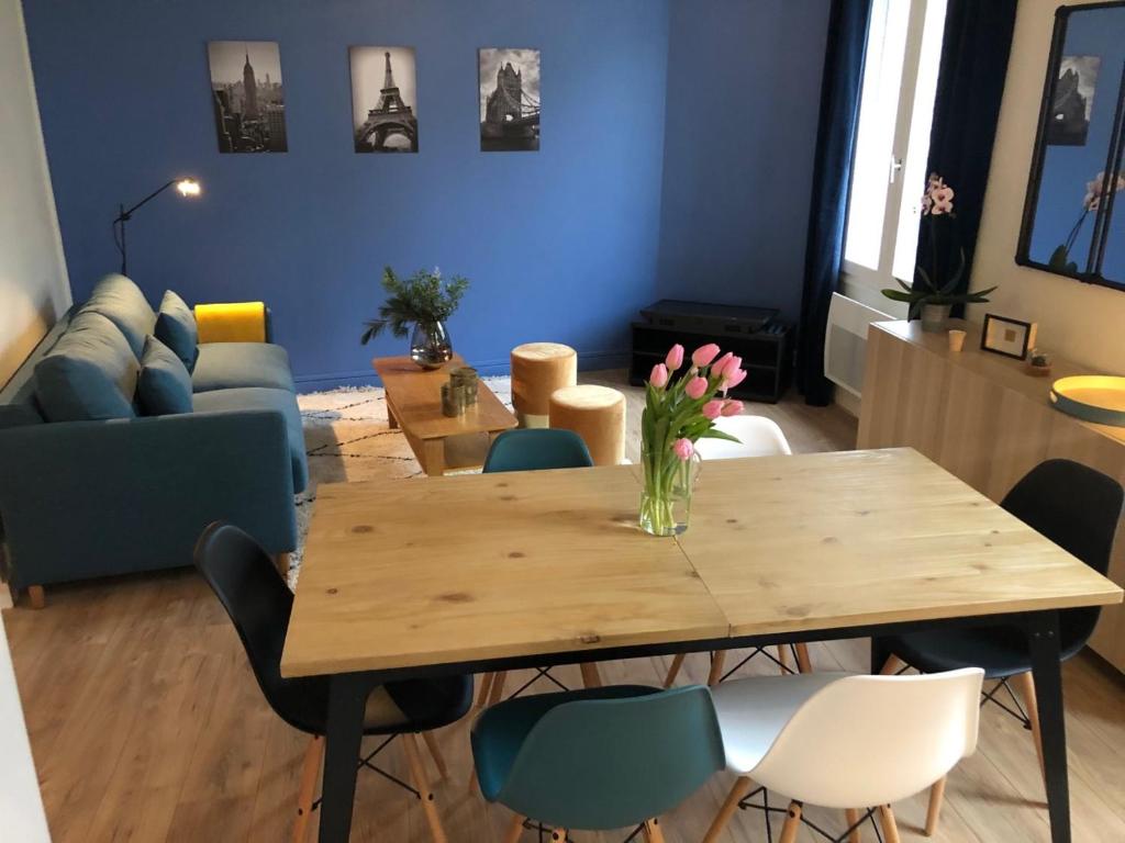 ein Wohnzimmer mit einem Holztisch und Stühlen in der Unterkunft Joli Appartement Le Gutenberg T2 4p Quartier Mirabeau Proche Gare in Tours