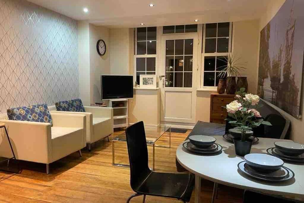 Double Rooms available close to Hammersmith