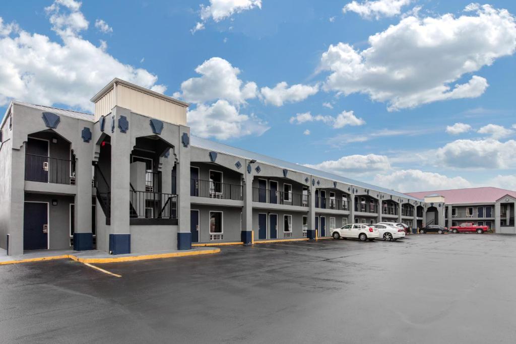 a large building with cars parked in a parking lot at Southern Inn in Manchester