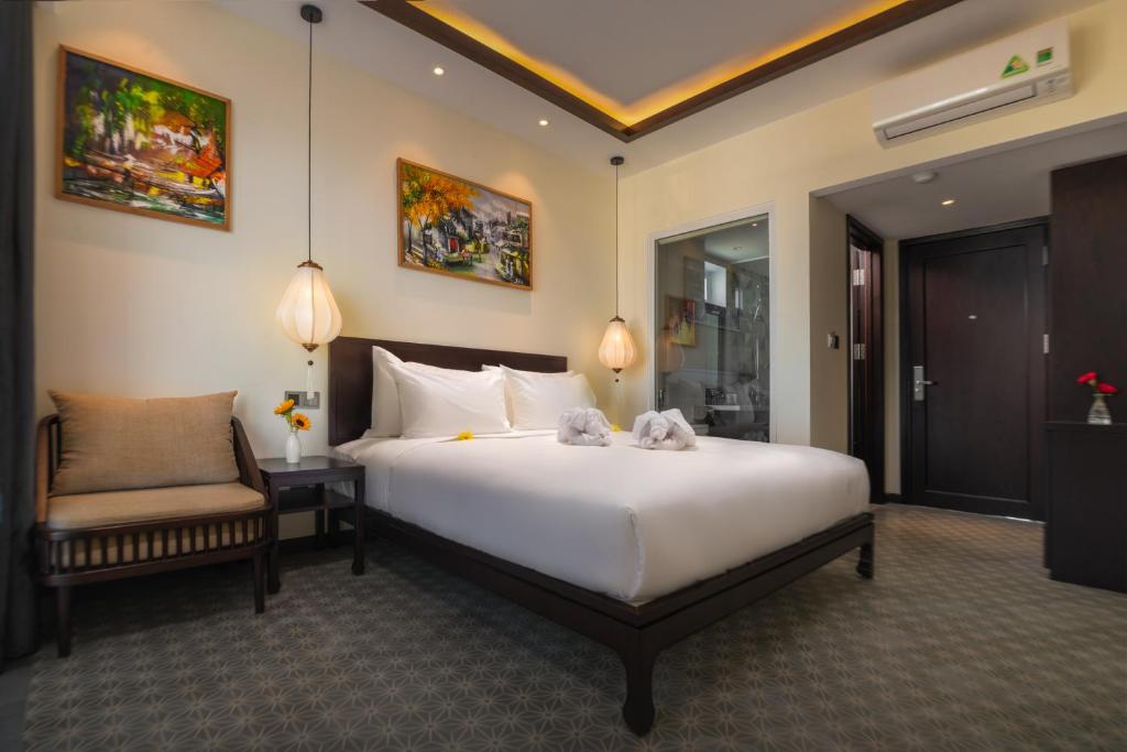 Postel nebo postele na pokoji v ubytování Hoi An Merrily De Art Hotel