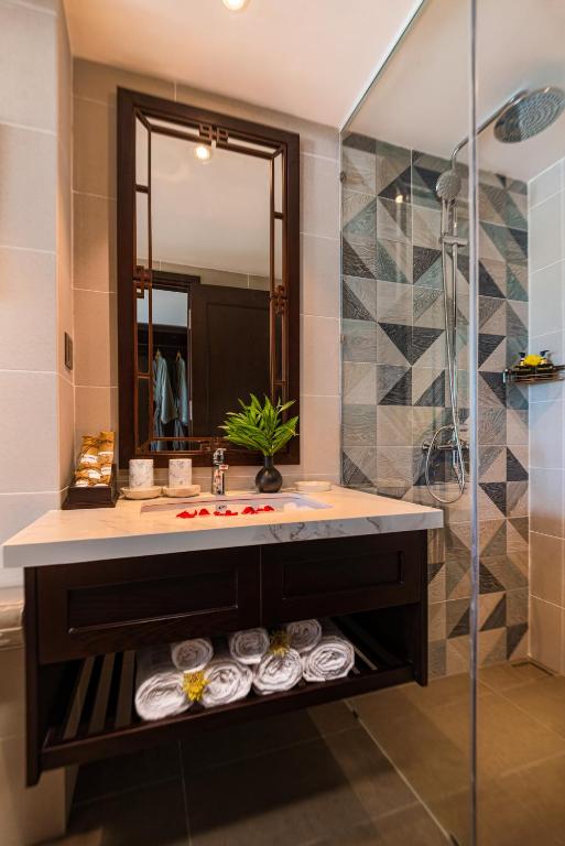 Hoi An Merrily De Art Hotel - Deluxe Zimmer Mit Balkon