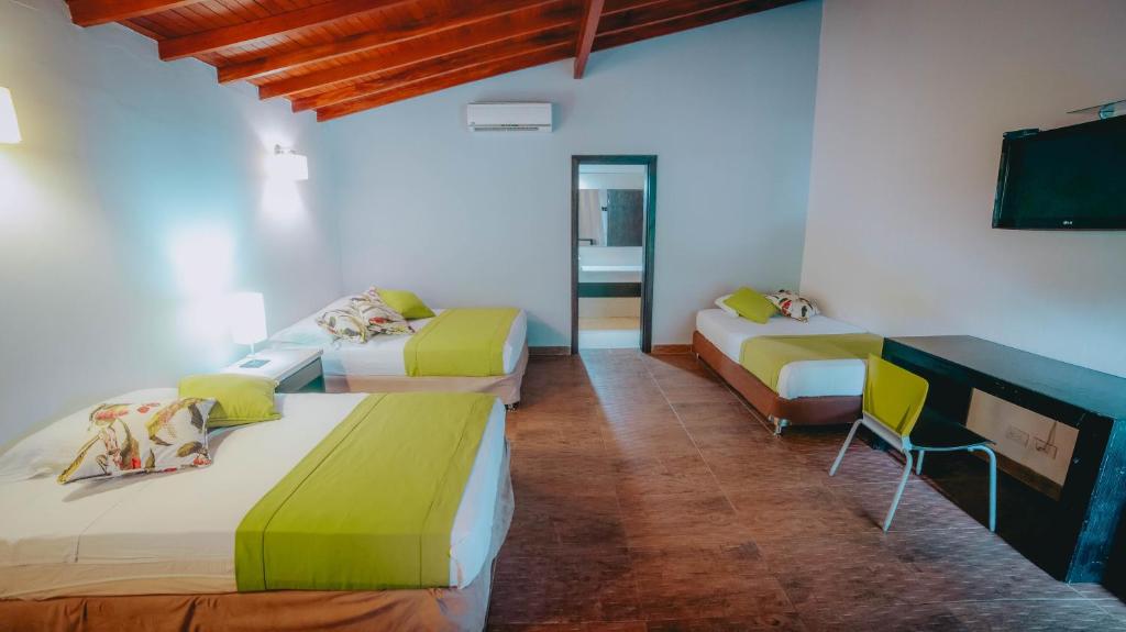 Postel nebo postele na pokoji v ubytování La Ardilla de Santa Fe by Bernalo Hotels