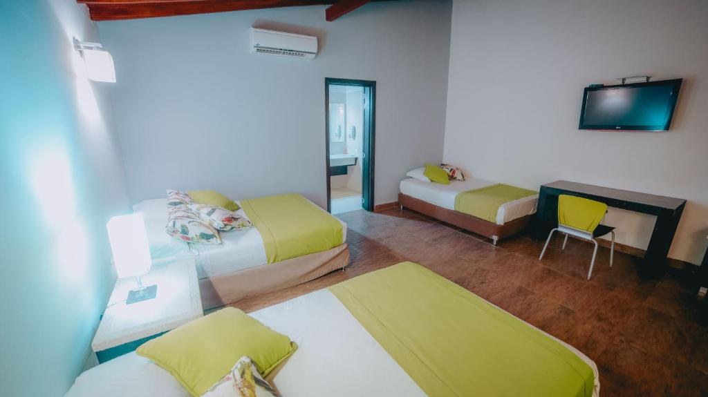 Postel nebo postele na pokoji v ubytování La Ardilla de Santa Fe by Bernalo Hotels