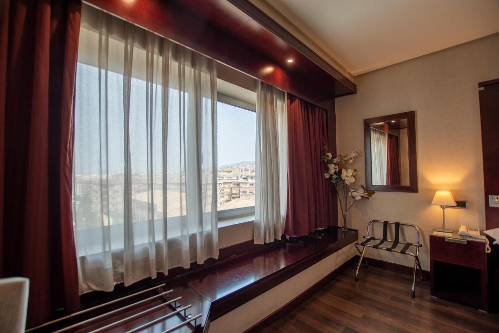 Postel nebo postele na pokoji v ubytování Hotel Andalucía Center