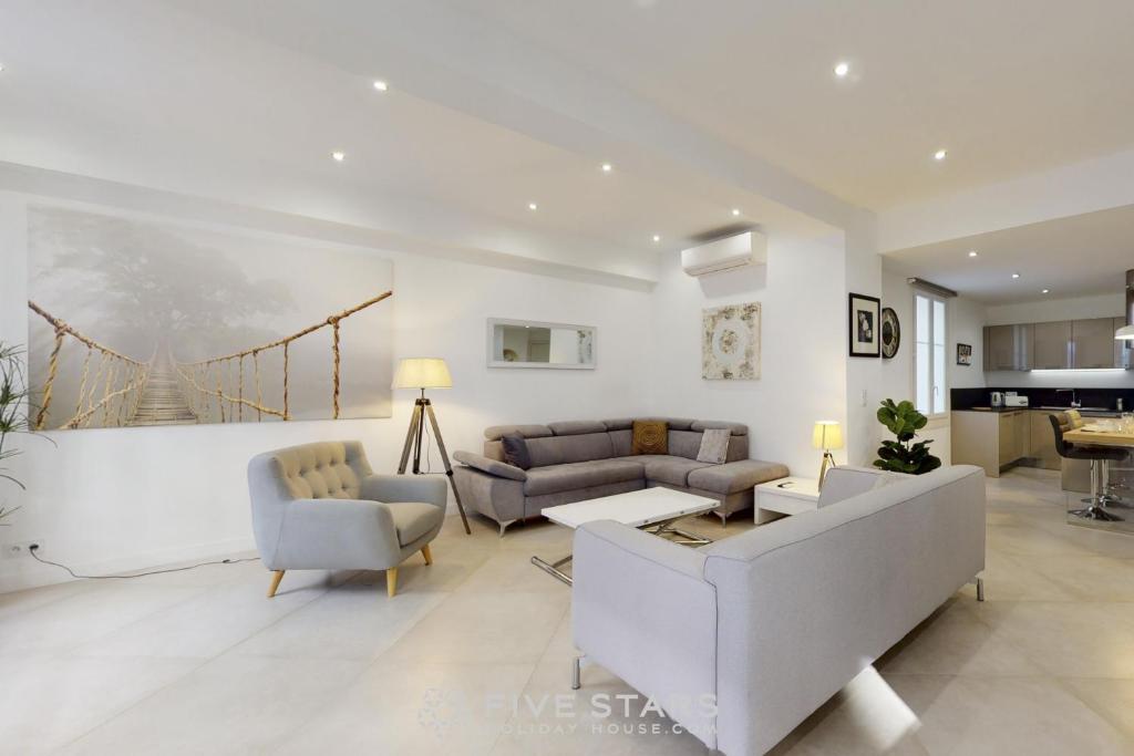 un salon avec un canapé et une table dans l'établissement Grand Suite Promenade Five stars holiday house, à Nice