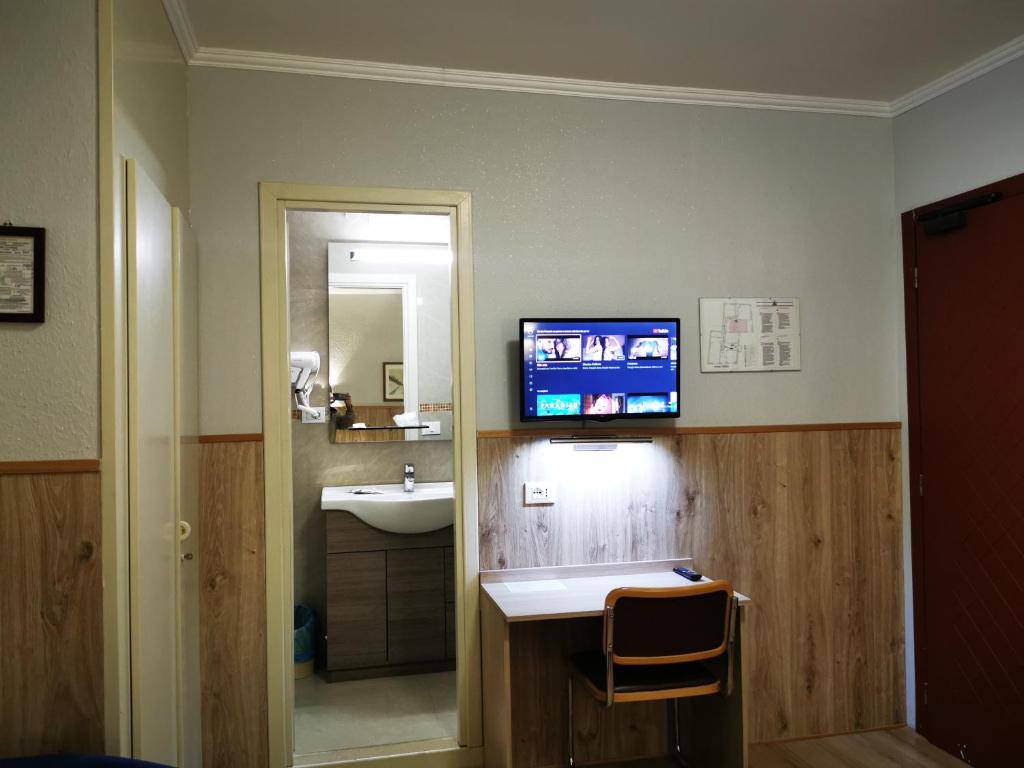 TV a/nebo společenská místnost v ubytování New Alexander Hotel