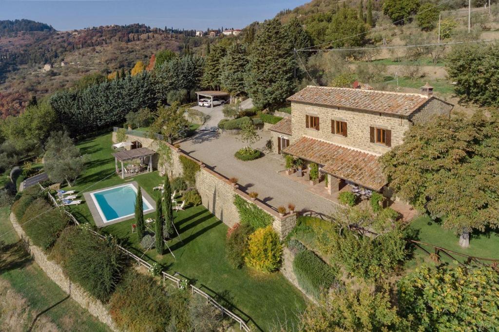 an aerial view of a house with a yard at Villa Tegognano in Cortona