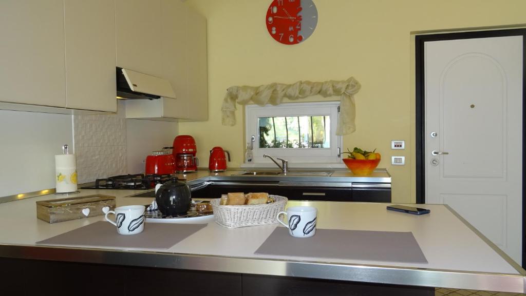 Kuchyň nebo kuchyňský kout v ubytování Loft Diva Lake view by Gardadomusmea