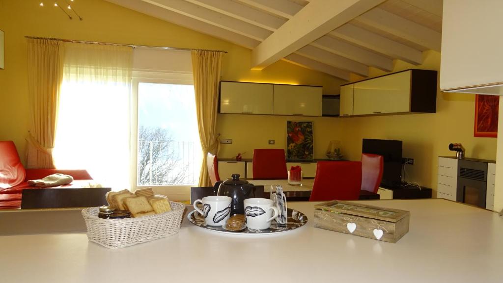 Kuchyň nebo kuchyňský kout v ubytování Loft Diva Lake view by Gardadomusmea