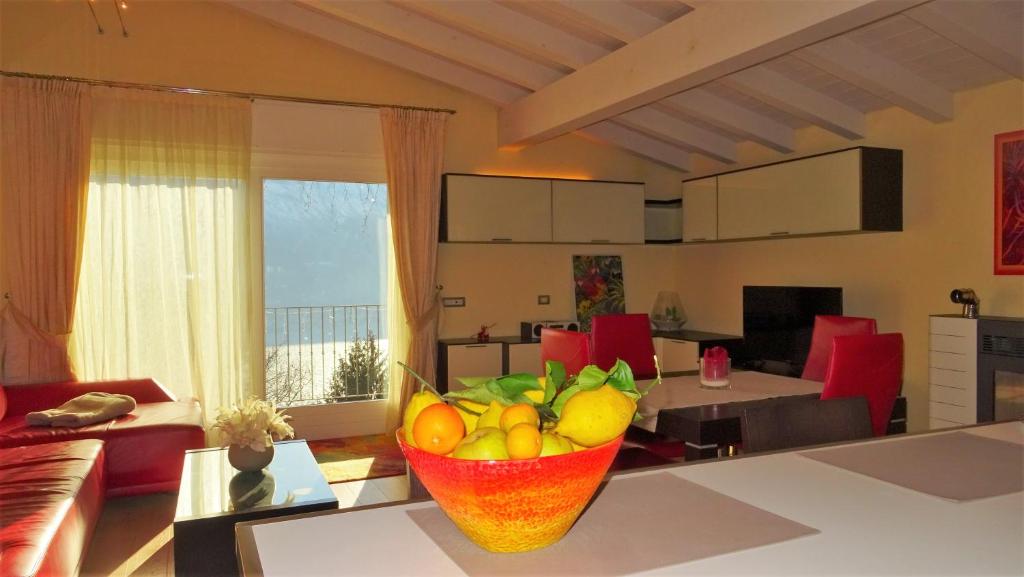 Posezení v ubytování Loft Diva Lake view by Gardadomusmea