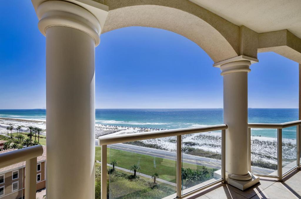 uitzicht op het strand vanaf het balkon van een gebouw bij Portofino Tower1-908 Beachfront Sunrise Views in Pensacola Beach