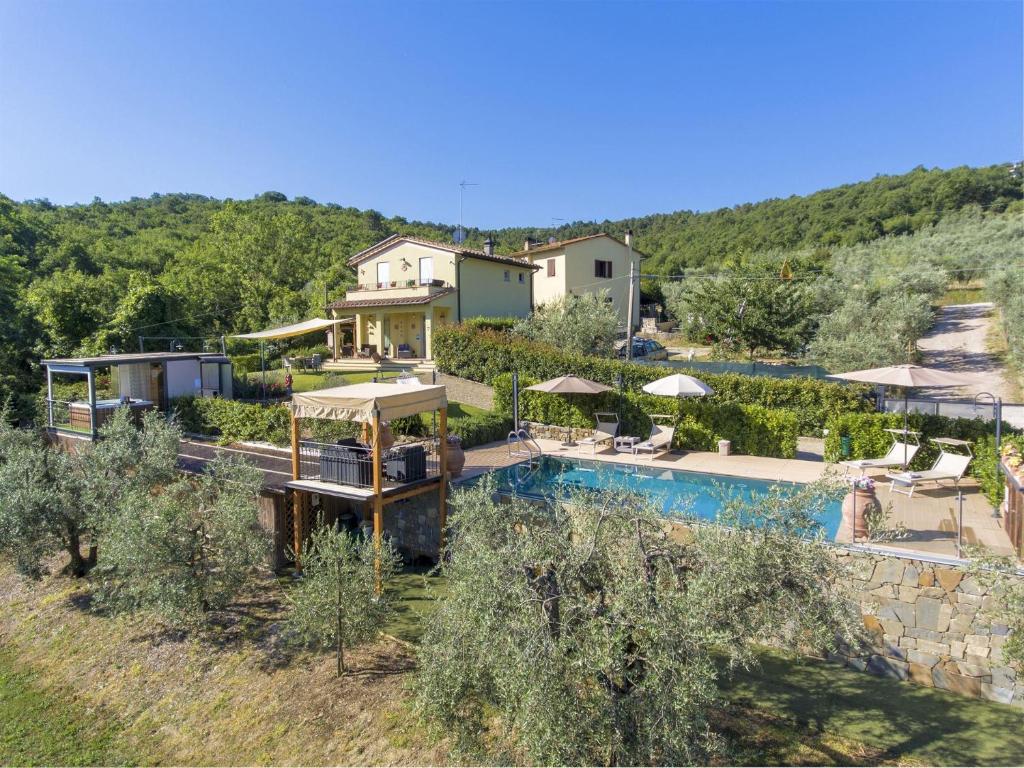 a villa with a swimming pool and a resort at Casa di Campagna Pianelli in Pergine Valdarno