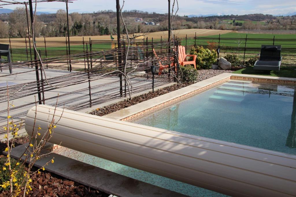 une piscine dans un jardin avec une aire de métalangage dans l'établissement La campagne Pramaïsse, à Mane