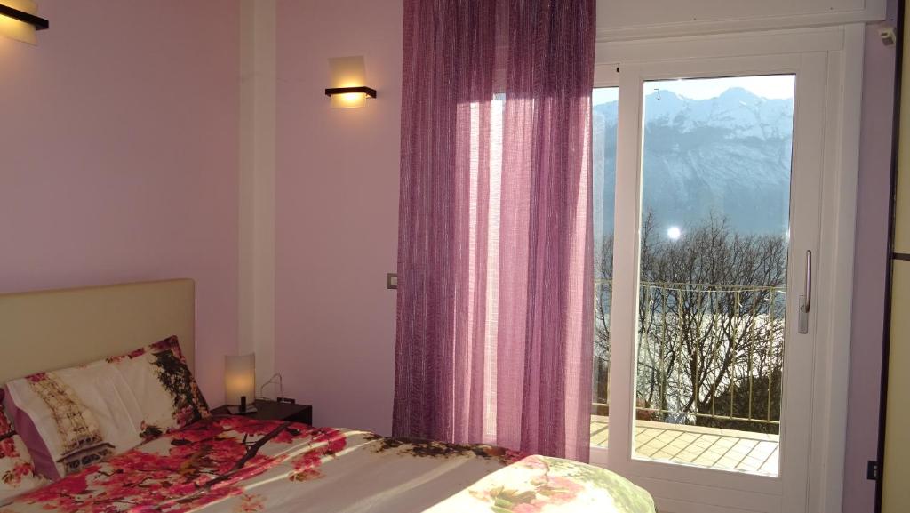 Postel nebo postele na pokoji v ubytování Loft Diva Lake view by Gardadomusmea