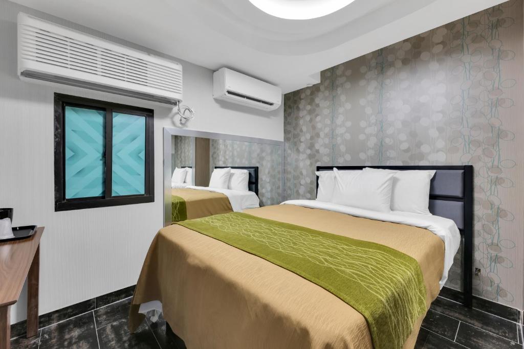 Hotel Mint JFK Airport - 