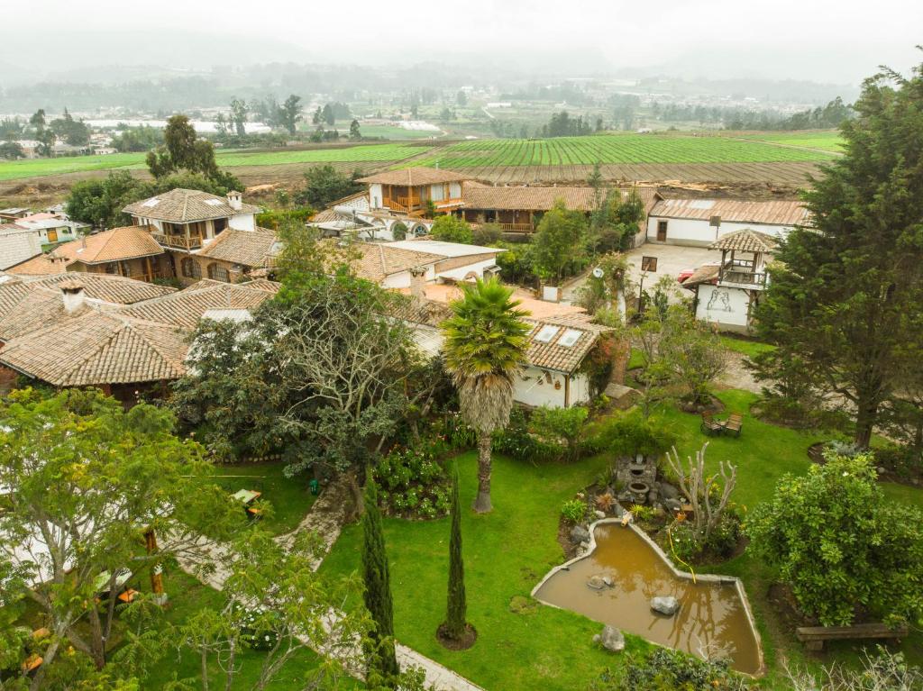 eine Luftansicht auf ein Dorf mit Bäumen und Häusern in der Unterkunft Hacienda Jimenita Wildlife Reserve in Puembo