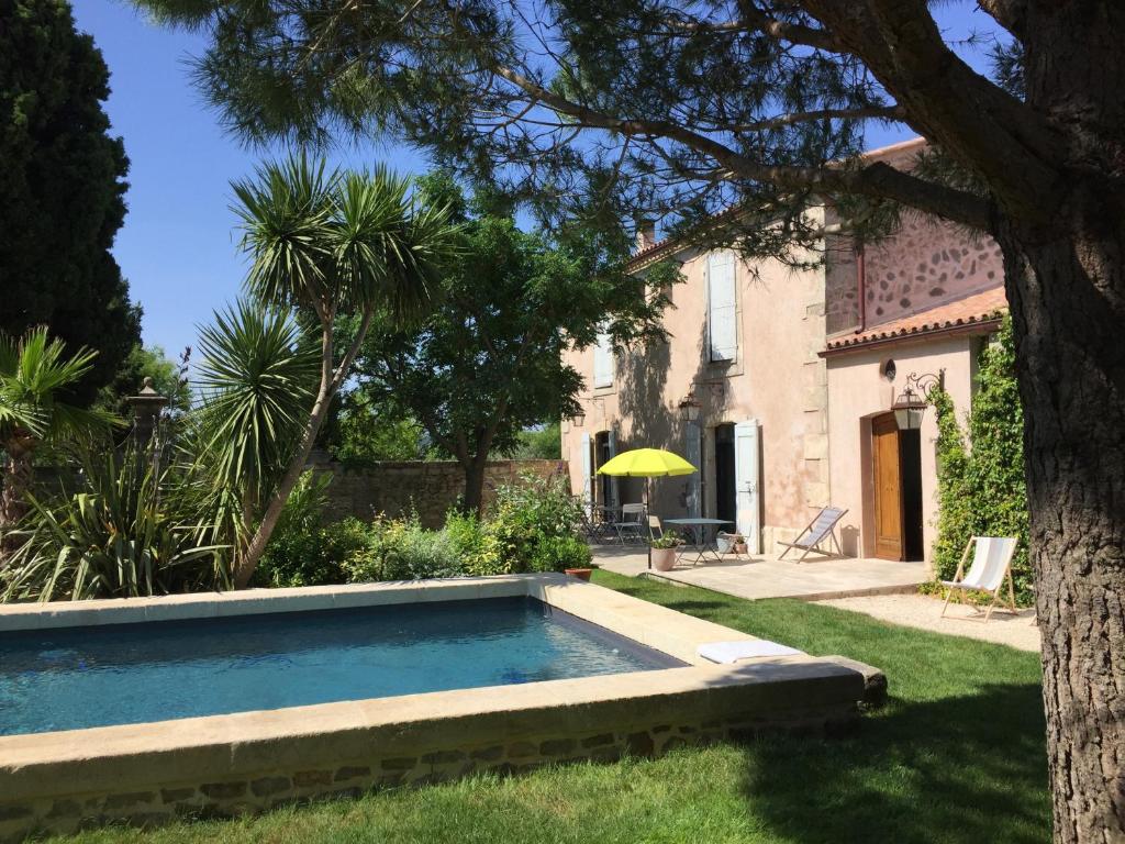 a swimming pool in the yard of a house at Lodge Montagnac in Montagnac