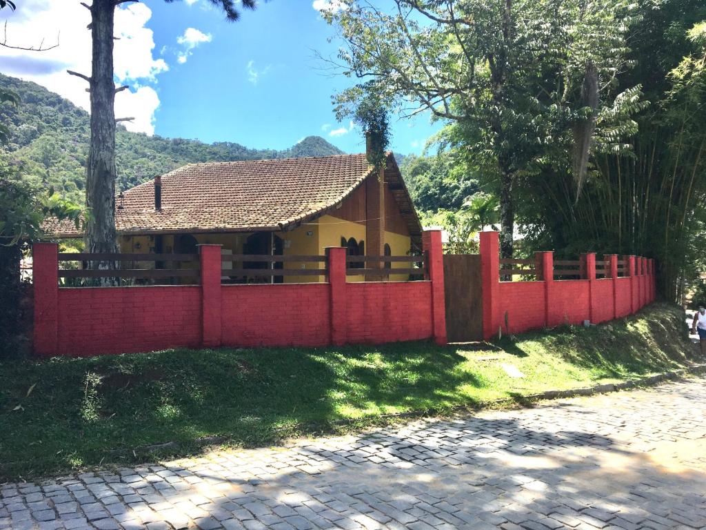  Casa bonita na serra com piscina lareira e hidro na rua principal