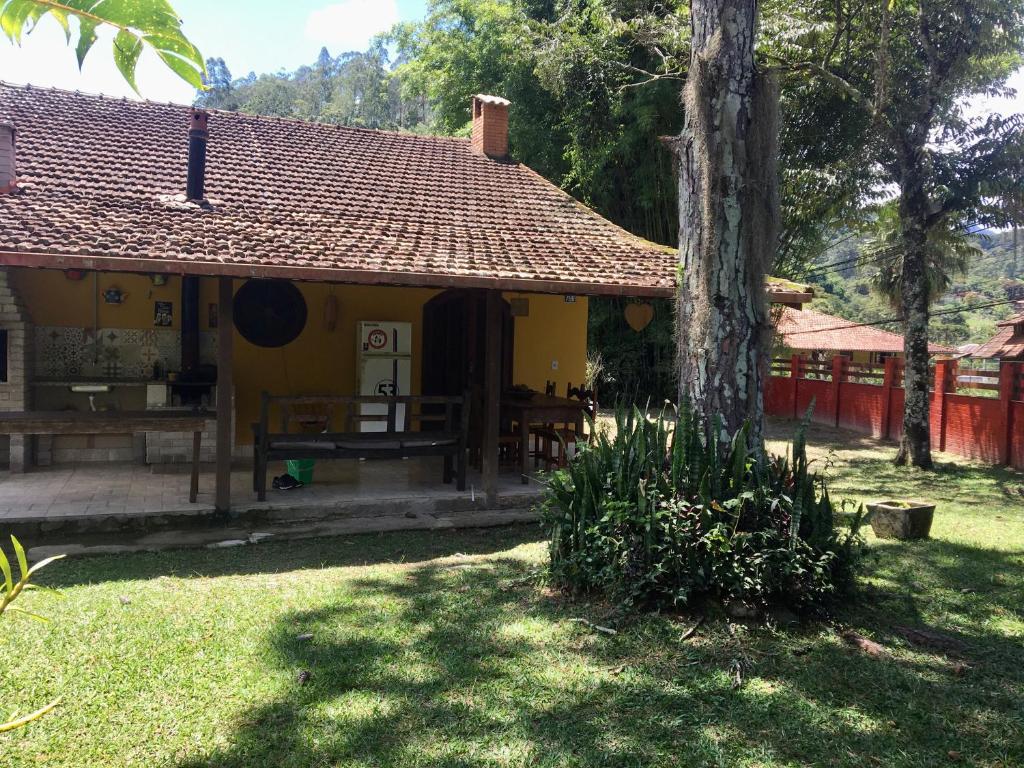  Casa bonita na serra com piscina lareira e hidro na rua principal