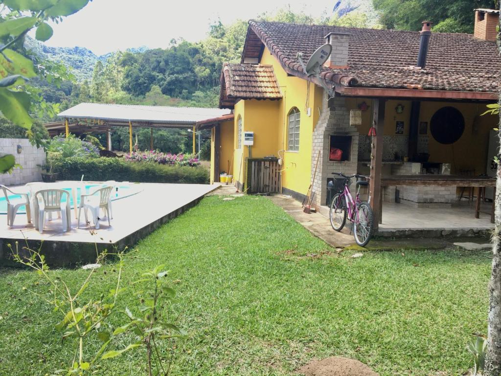  Casa bonita na serra com piscina lareira e hidro na rua principal