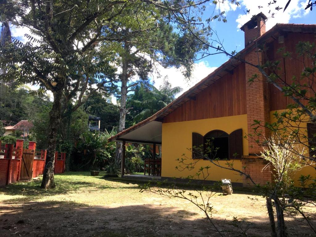  Casa bonita na serra com piscina lareira e hidro na rua principal