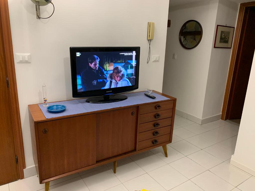 Televízia a/alebo spoločenská miestnosť v ubytovaní home.70 Carini