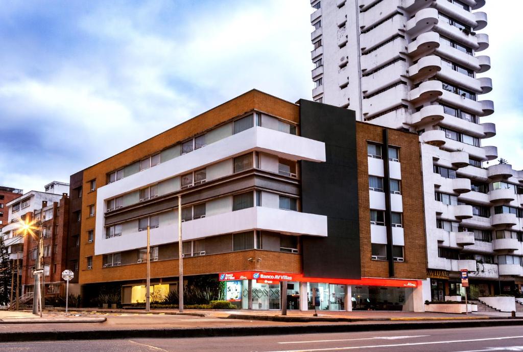 un edificio in una strada di fronte a un edificio di Hotel Viaggio 617 a Bogotá