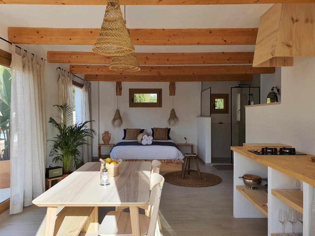 een slaapkamer met een bed en een tafel in een kamer bij Eco Finca Sa Becadeta in Llucmajor