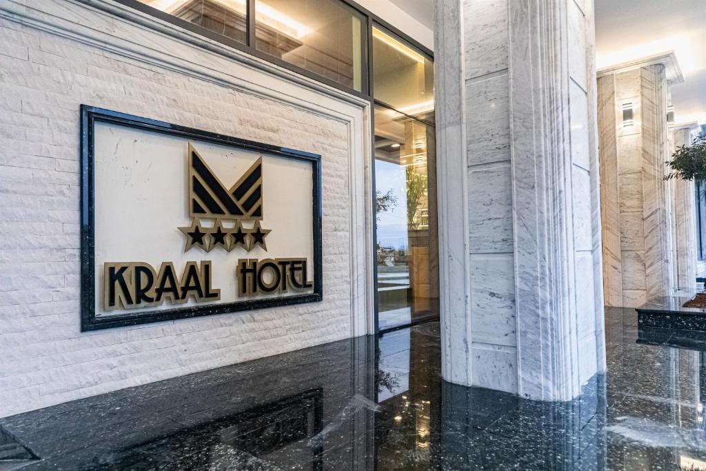 Um certificado, prémio, placa ou documento mostrado em Kraal Hotel Vlore